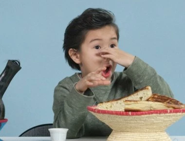 Ξεκαρδιστικό βίντεο με τις αντιδράσεις παιδιών που δοκιμάζουν για πρώτη φορά φαγητό από την Αιθιοπία